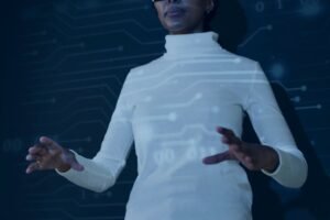 Mulher trabalhando em áreas da tecnologia, como programação, desenvolvimento de software, análise de dados e design gráfico 